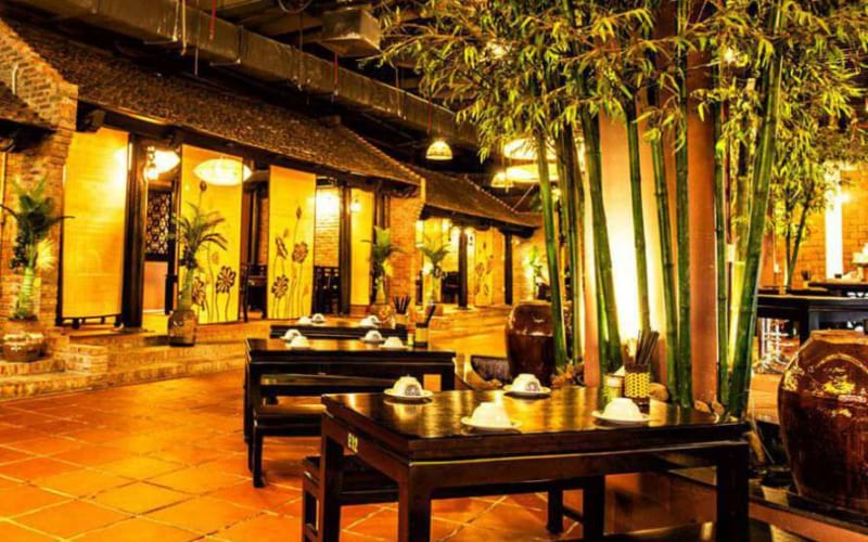 Thiết kế nhà hàng kết hợp với nhiều cây xanh